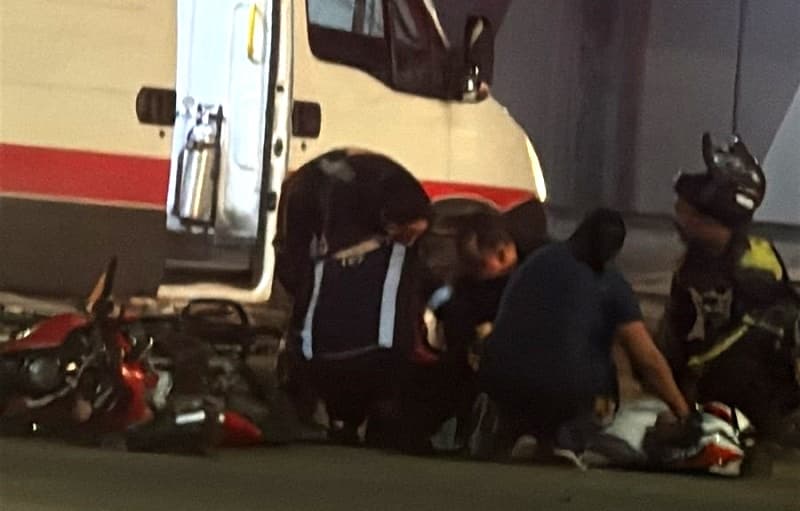 Colisão frontal entre motos deixa dois feridos com gravidade na principal avenida de Teixeira